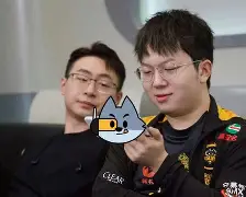 云贵鲸鲨队鏖战岭东黑豹队，游泳半决赛爆冷，转换速度占优。赛后更衣室沸腾